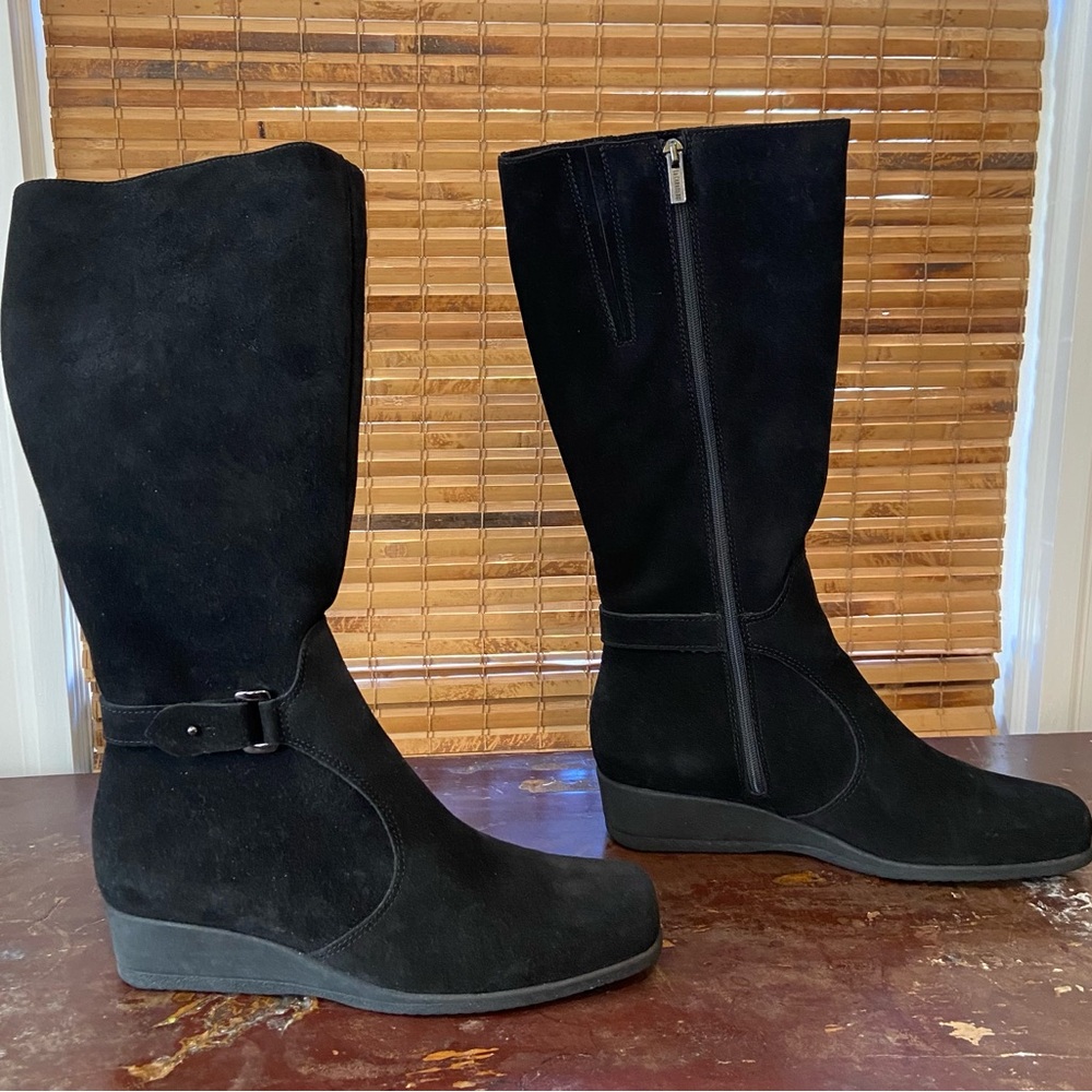 La CANADIENNE Black suede wedge boot, waterproof, new in box!